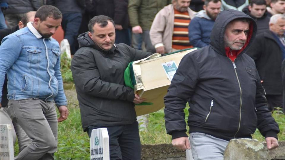 İnsanlar Kaçıyor | AHMET TAŞ / Bu acının tarifi yok! Depremde kaybettiği çocuklarını toprağa verdi