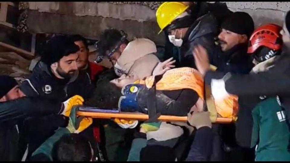 Afet ve Acil Durum Bakanlığı Kurulmalı  | VEDAT KAHYALAR / Enkazda ağlayan bebek, annesi ile 2 kişinin hayatını kurtardı!
