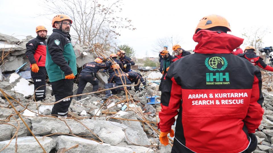 İnsanlar Kaçıyor | AHMET TAŞ / İHH, 1390 kişi ile deprem bölgelerinde