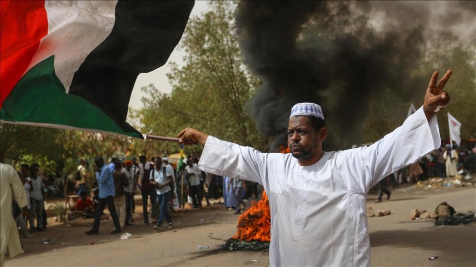 ‘Dün, Dünde Kalmamıştır; Bugüne ve Yarınlara da Söyleyeceği Vardır!'Selahaddin Eş / Sudan'daki kanlı ‘iktidar boğuşması' da, Müslüman dünyasının ‘iç-kanama'sıdır | SELAHADDİN EŞ ÇAKIRGİL