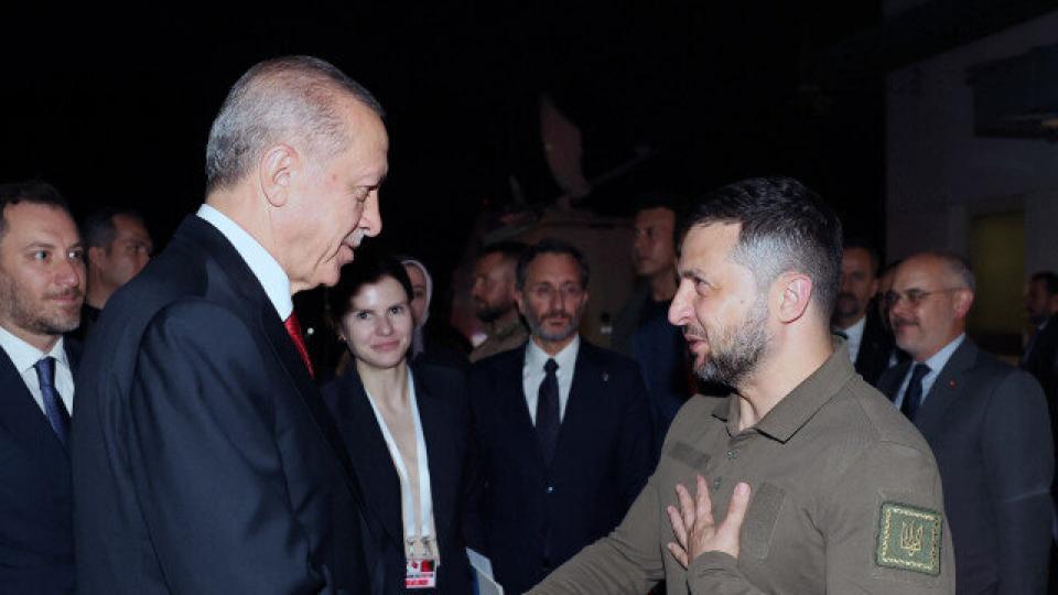 Sarı Gül Desenli Kırmızı Fistan|Vahdettin İnce / Zelenskiy'nin Türkiye ziyareti dünya gündemine oturdu: Kilit güç Erdoğan
